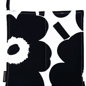 Marimekko Pieni Monochrome Floral Pot Holder Black/White